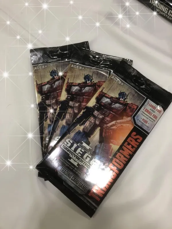 SIEGE pack participation prizes are being handed out to the players here at Origins and even under all this fluorescent lighting, they are PRETTY! 